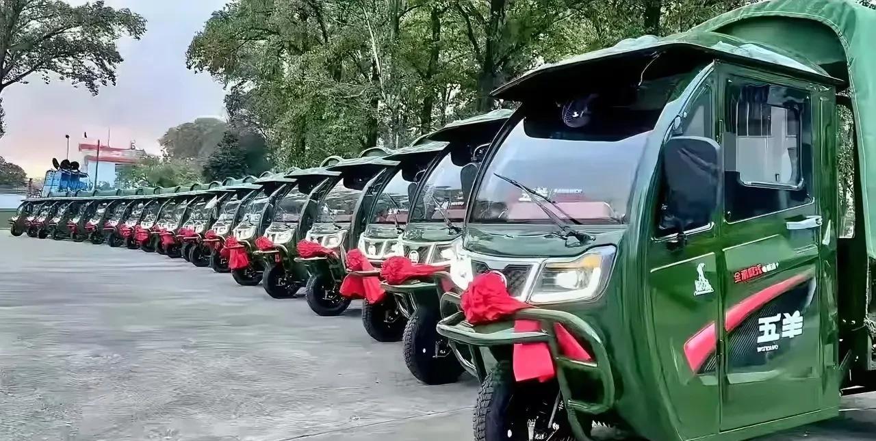 这是一款新型全地形电动三轮运输车，它具有高机动性，可以适应各种复杂地形，操作也简