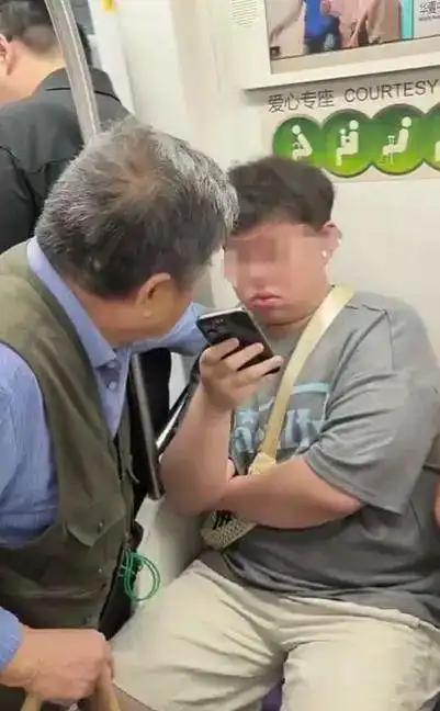 上海，地铁上83岁老人强拽年轻人，要求其让座，年轻人：“你这样的大嗓门，这样的态