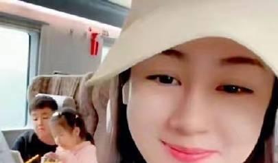 单亲妈妈毕畅带一双儿女度假，网友调侃男孩撞脸谢永强！