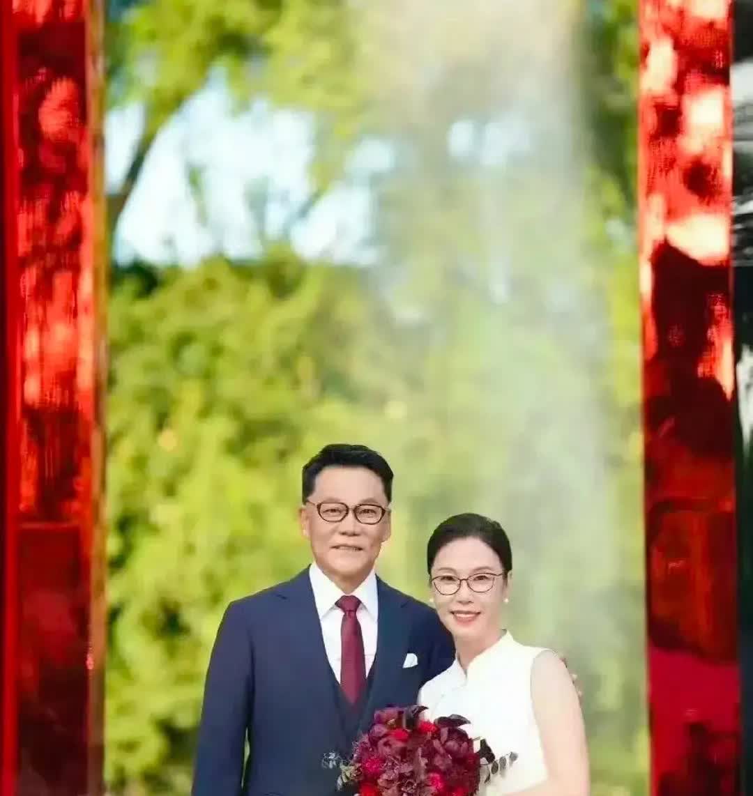 有人说，李国庆这个二婚老婆也不简单，这已经是她第三次结婚了。

她的第一任老