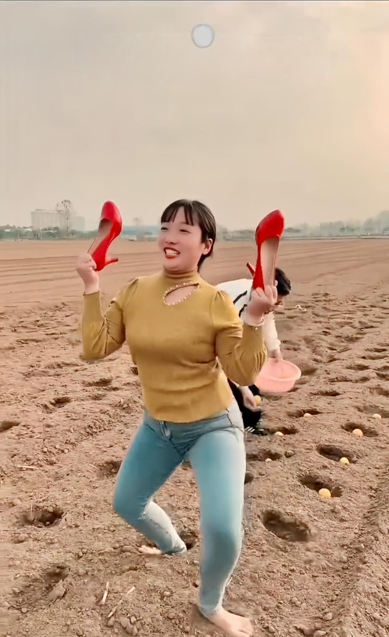 夫妻播种
田间黄衣俏娇娘，红鞋高擎喜洋洋。
光脚踩地劲倍爽，笑声飘飞韵悠长。
丈