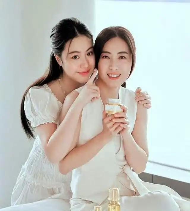 刘銮雄16岁女儿广告首秀，面容秀丽神似父亲，与甘比合影像姐妹！