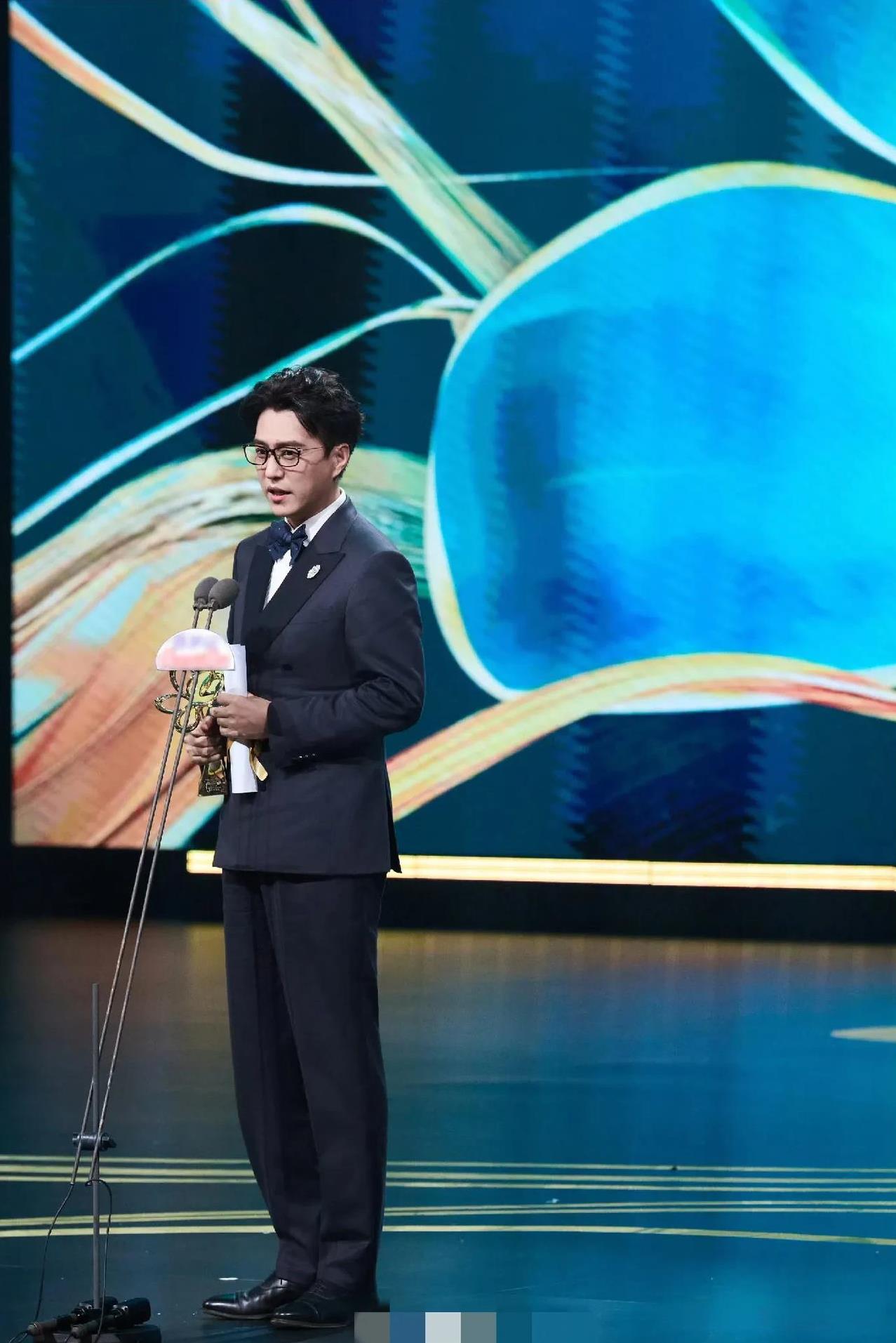靳东拿奖，很多人说是爆冷，我不认可。
张若昀的演技离拿奖还远呢，
先把一演戏就起