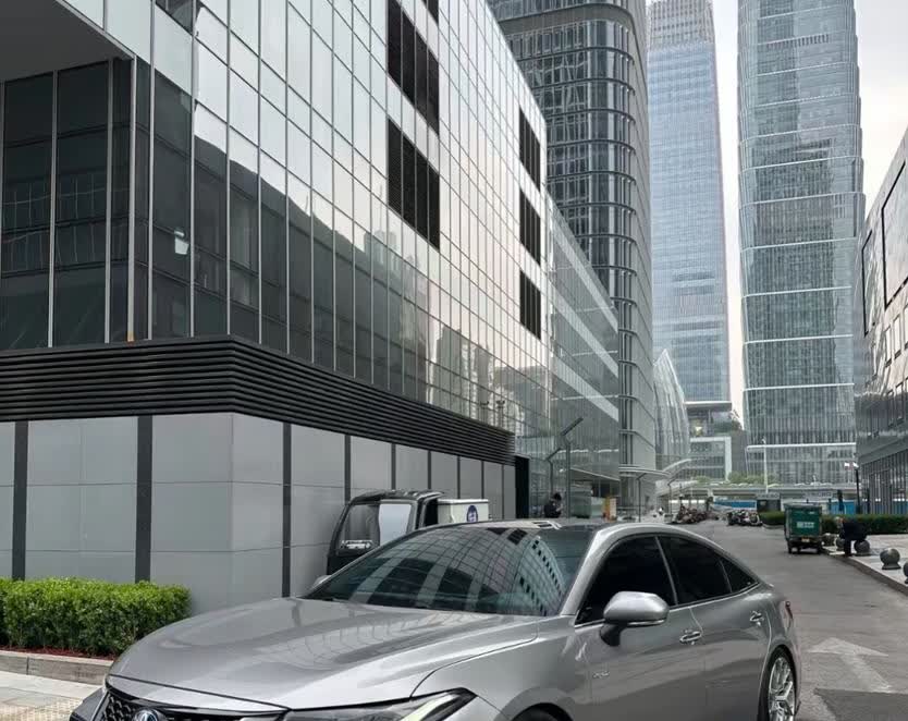 丰田绝对把中国人研究透彻了！

要舒适一一丰田亚洲龙

要省油一一丰田亚