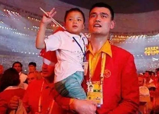 2008年，奥运会开幕式上，姚明高举红旗走在人群正前方，突然张艺谋脸色大变，冲着