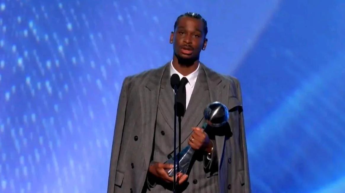 ESPY颁奖典礼，亚历山大拿到了年度最佳NBA球员和年度最佳男运动员。志得意满人