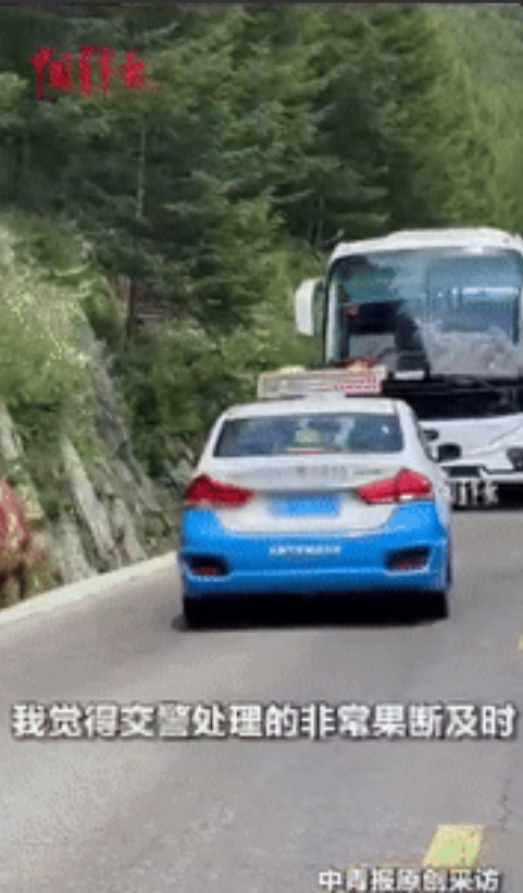 “这交警火了！”山西忻州，一辆蓝白相间的出租车在拥堵路段，强行逆行插队，交警赶紧