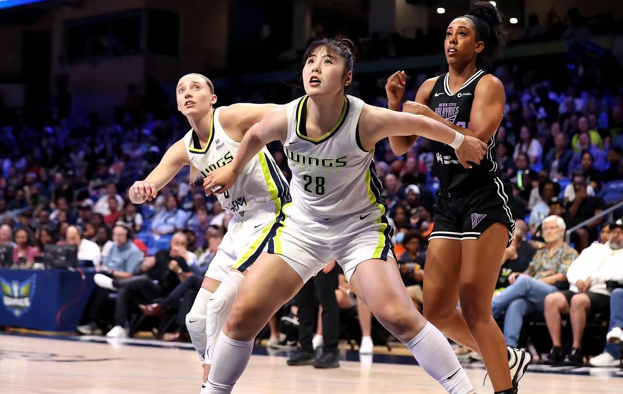 “终于证明自己！”  小宝李月汝拿下了11分9篮板的准两双，其中包括5个前场篮板