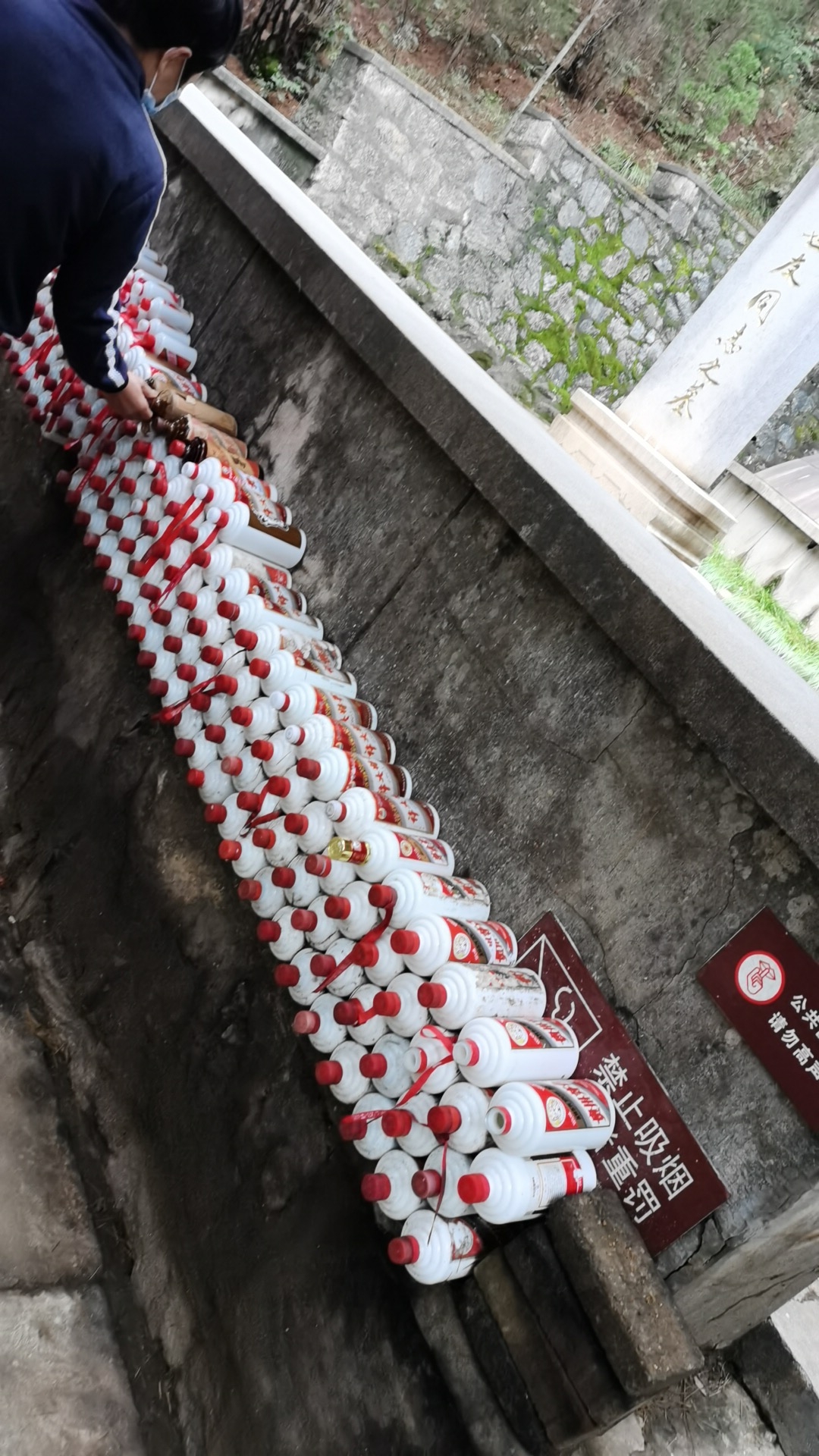 在墓前摆这么多茅台酒，一年四季，酒香四溢，只有将军一人。
