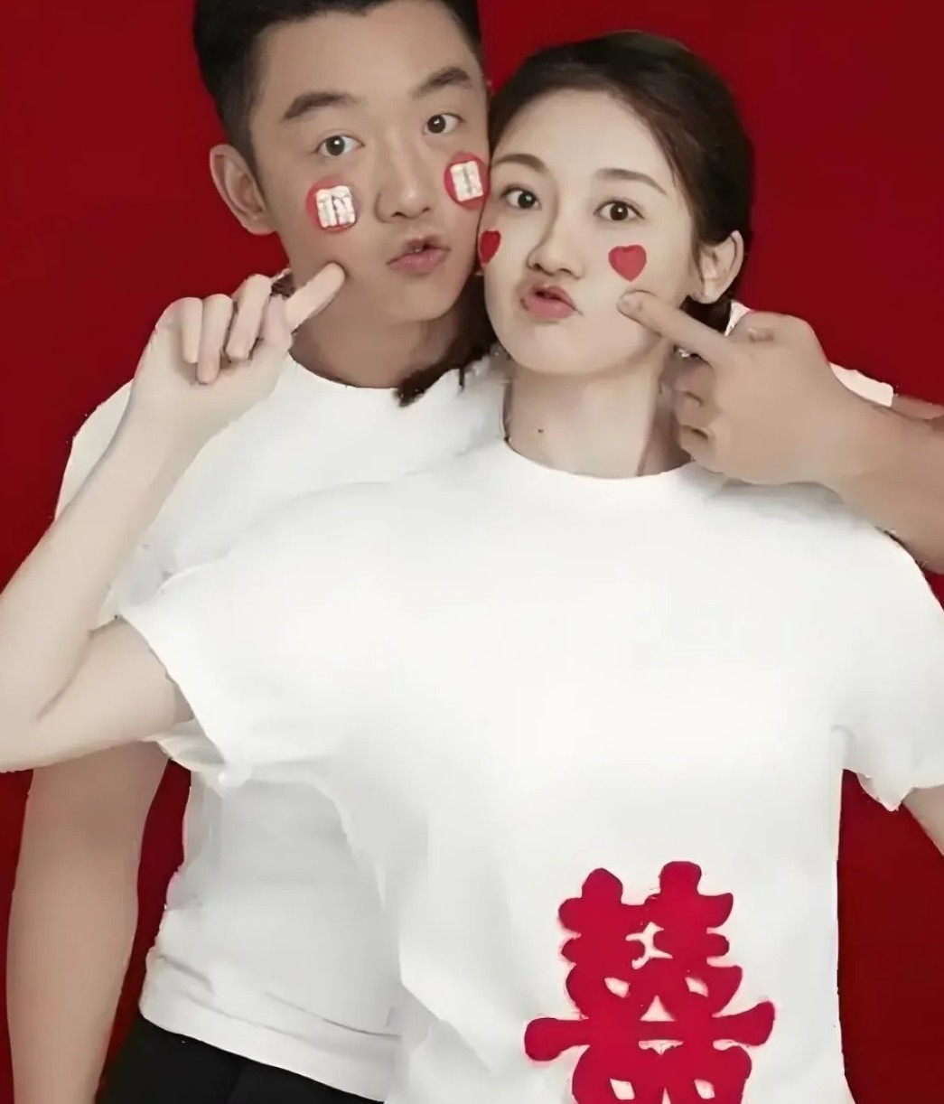 郑凯辟谣停用了丈母娘的亲属卡！

虽然辟谣了，
但是他还是挺高兴的吧？谁能想