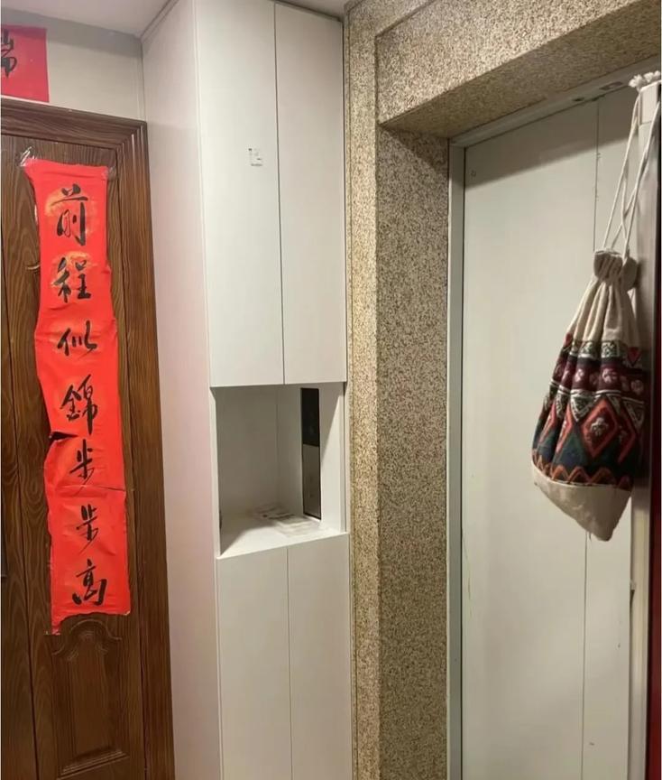 真是活久见
领居在她家门口
装了个顶天立地的鞋柜。
我该怎么办？
是找物业还是找