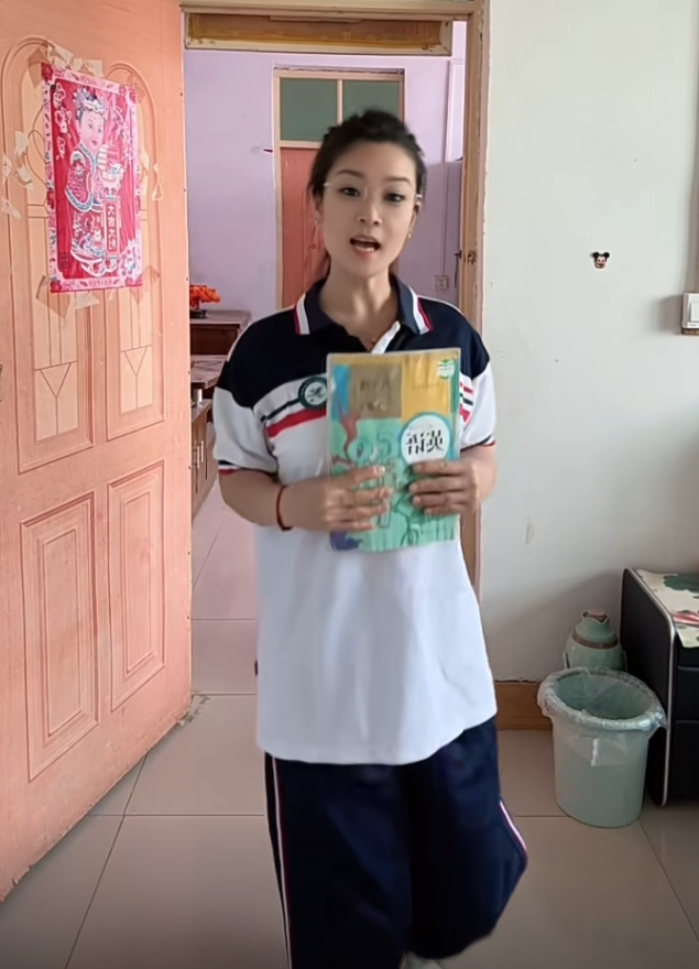 回不去的童年，找不回的青春，穿上女儿的校服，回忆一下美好时光