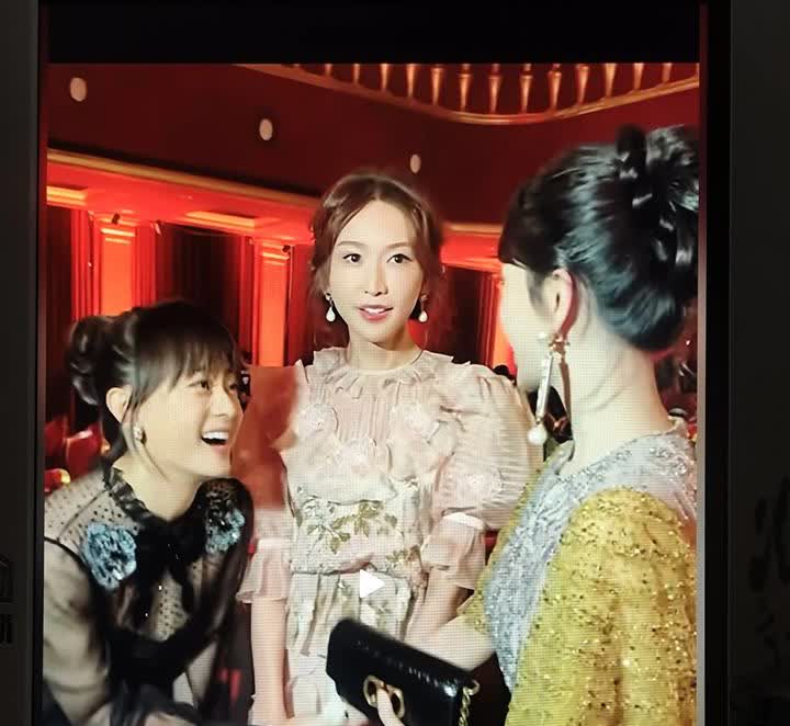 震惊！孙俪在大女主杨紫面前直接被无视！看到孙俪卑躬屈膝与杨紫握手，杨紫看都不看她