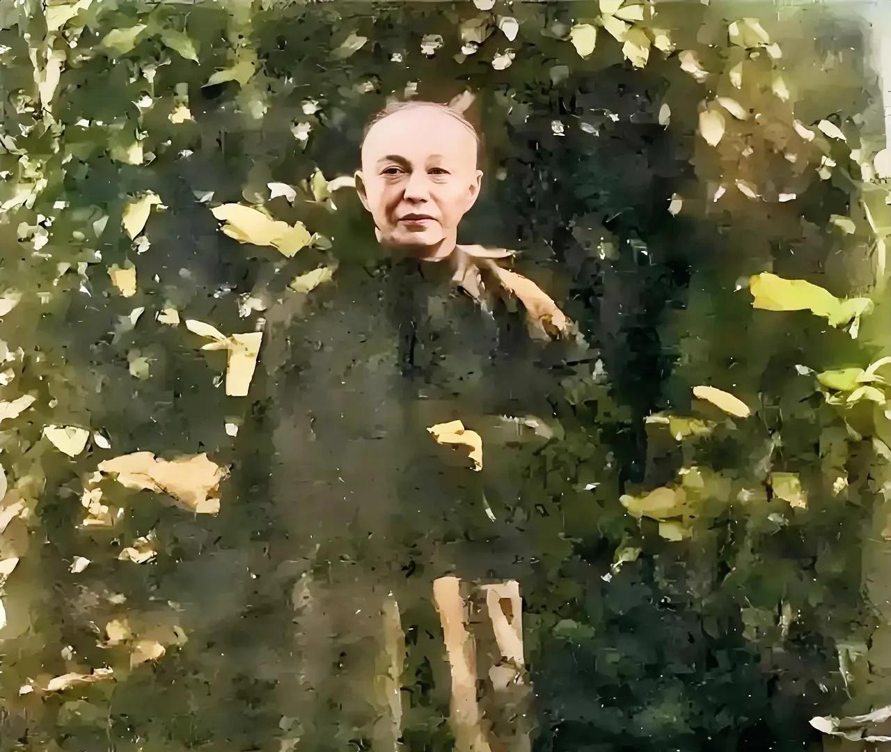 蒋介卿和蒋介石是同父异母的兄弟，也是蒋介石小时候最痛恨的人，然而在蒋介石得势后不
