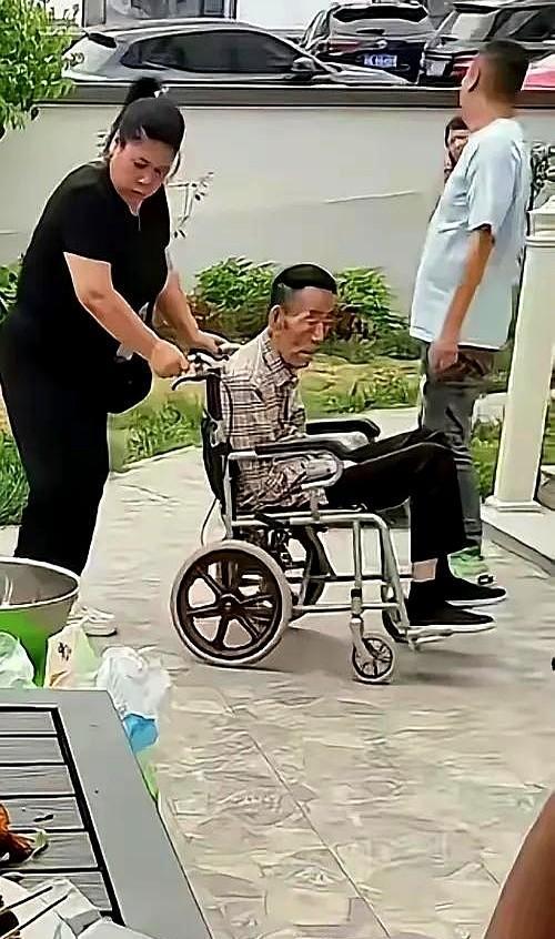 都94岁了，还被子女们拉出来消遣，老艺术家把最后的时光都奉献给了子女了。
有时候