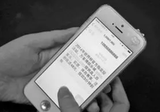 大快人心！2024年3月，江苏南通，一男子在玩手机时突然收到一条营销广告短信，上