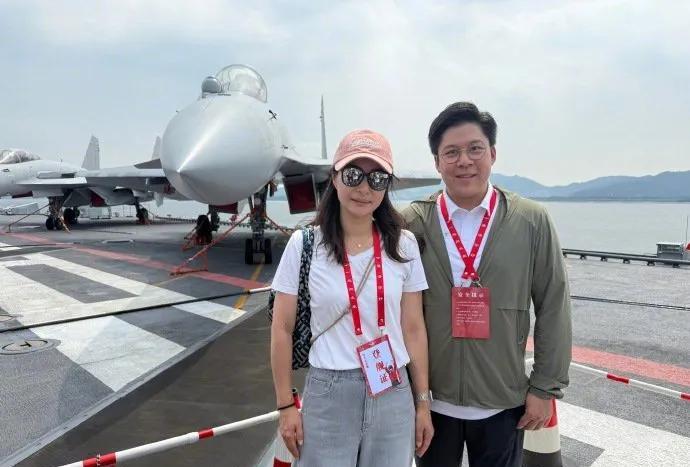 在此次山东号航空母舰驻泊维港期间，霍启刚郭晶晶夫妇登上了山东号航空母舰，一同登上