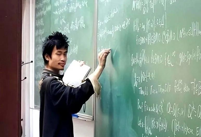 韦东奕并不适合教书，为什么还有一大群学生去听他的课？

原因其实很简单：数学这个