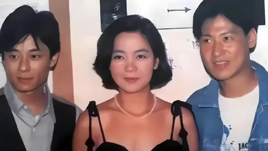1990年，邓丽君即将淡出歌坛时，和王杰、张学友这两位当时的“后起之秀”合了影。