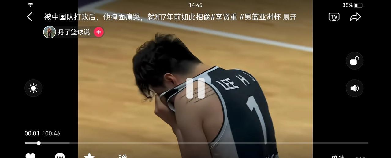 被中国男篮打哭过两次的韩国队员李贤重。
昨天晚上韩国主力队员李贤重在赛后掩面痛哭
