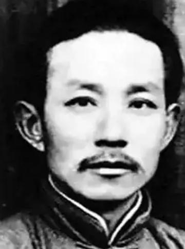 1943年，新四军团长汤景延叛变，打死3名战士后，又带着600多人投敌，有人提议