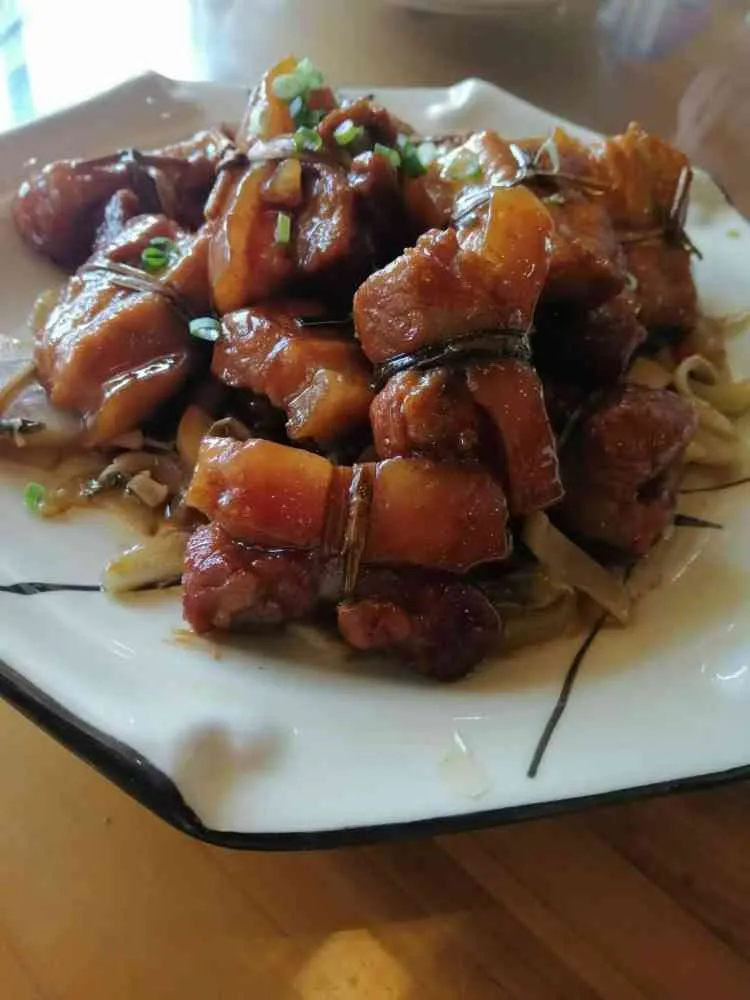 每个菜都很有特色，新鲜美味绝绝子。
环境比其他农庄要好很多很多干净卫生。
饮料酒