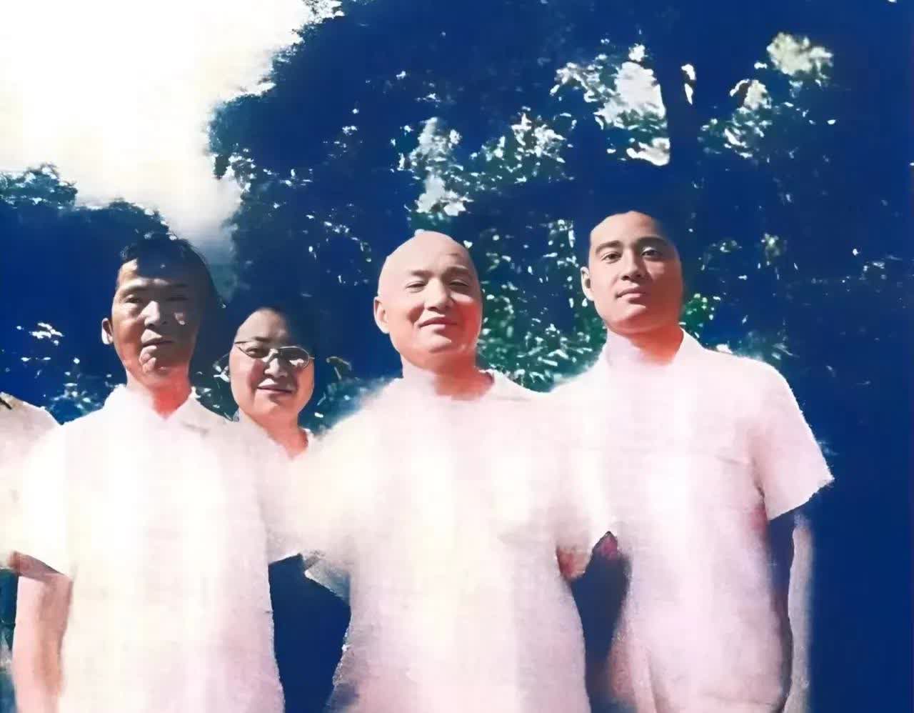 贺子珍和亲家孔从洲、女儿李敏、女婿孔令华在青岛合照！[赞][赞][赞][赞][赞