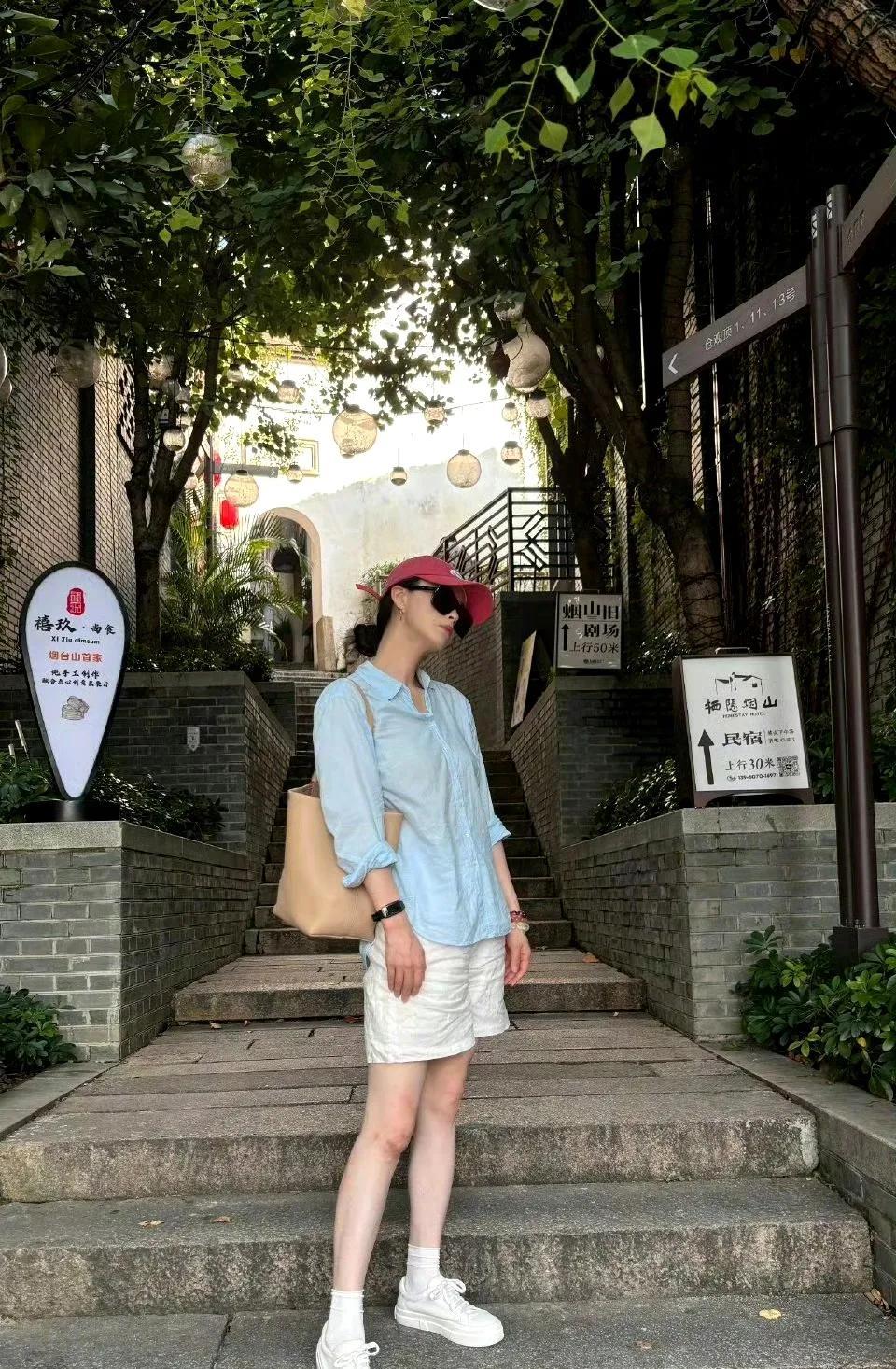 #谁敢信蒋欣穿同一件衬衫的变化这么大#