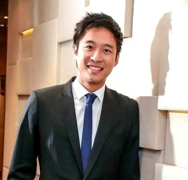一次主持人问霍启山：“你至今未婚，找老婆是有什么条件吗？”霍启山直言：“就三个条