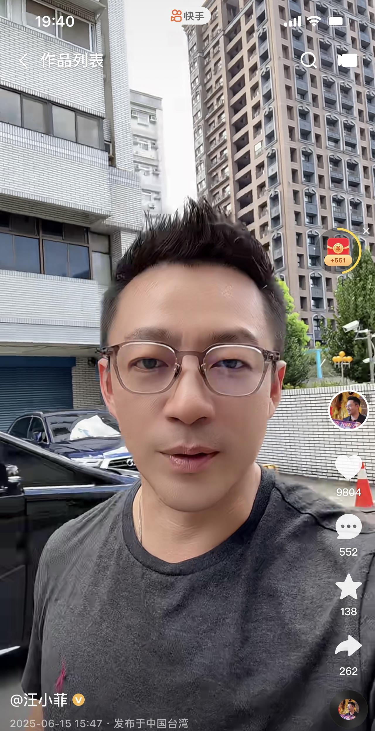 汪小菲马筱梅今天带俩孩子到昆虫店给儿子箖箖买独角大仙。汪小菲说其实他家门口公园里