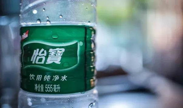 怡宝飘了！硬刚到底？在各大赞助商都匆忙退场的时刻，只有怡宝依然和国足深度绑定，一