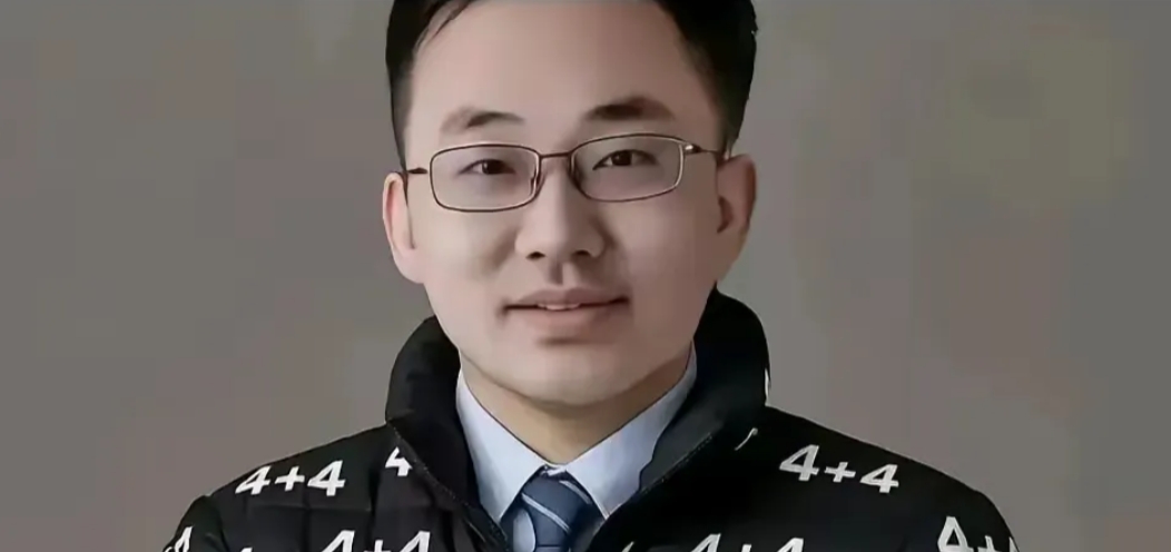 当肖飞身份地位提高了以后
他就忘了初心
无限放大自己的欲望
因为肖飞每年收入能达