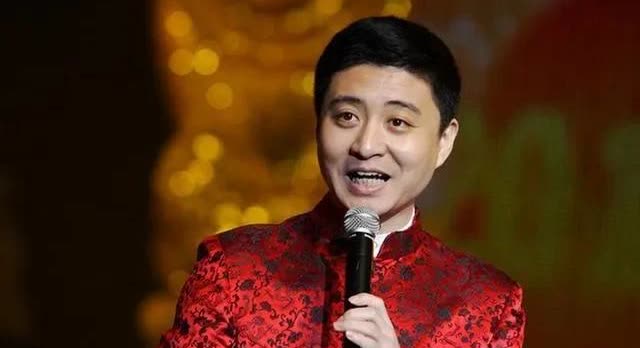 “傻孩子，你就是我捐的啊，回家问问”
你很难想象这就是曾经的《梨园春》名嘴周炜
