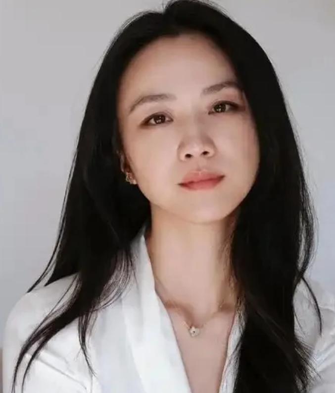 汤唯，冲上热搜！
汤唯在活动现场被问认不认识金秀贤，对于这个问题我觉得娱乐记者真