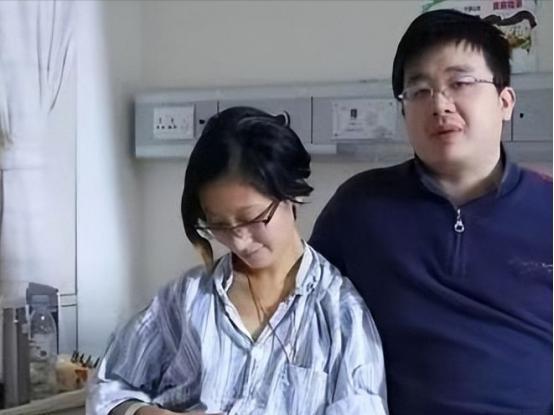 2015年，上海一女博士怀孕2个月被查出患上了癌症，丈夫当场崩溃大哭，可没曾想几
