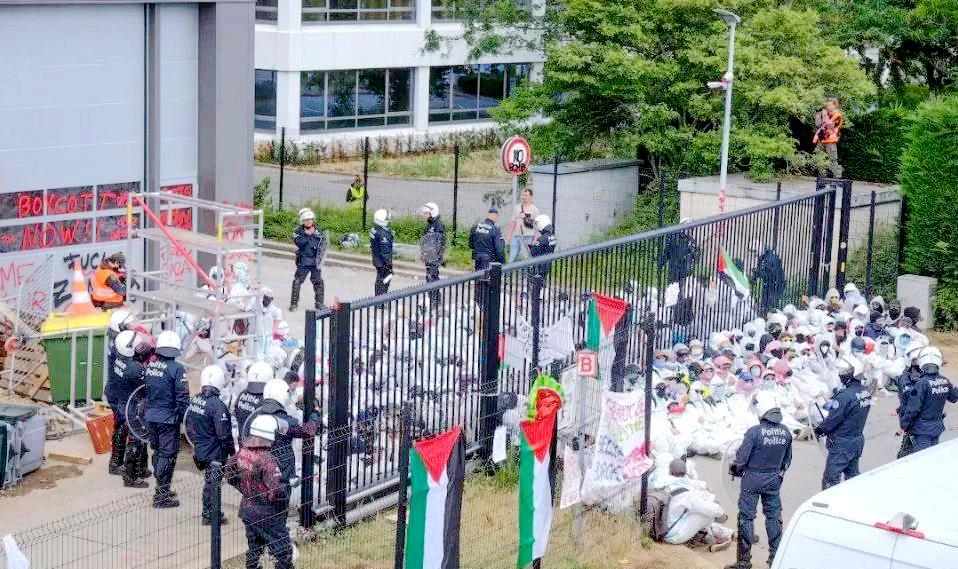哈哈，太搞笑！比利时，约150名亲巴勒斯坦活动人士闯入OIP公司的仓库，如狼似虎