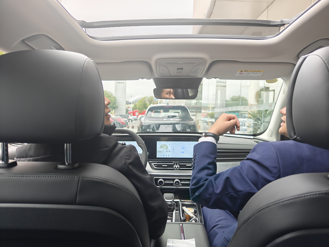 我爸提了特喜欢的HS5
先避雷永州的红旗4s店，进门报价全款落地要19w，贷款才