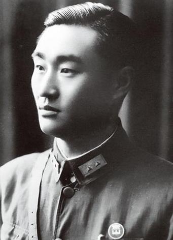 抗日名将方先觉，陆军中将军衔，毕业于黄埔军校第三期步兵科。
军旅生涯开启后，相继