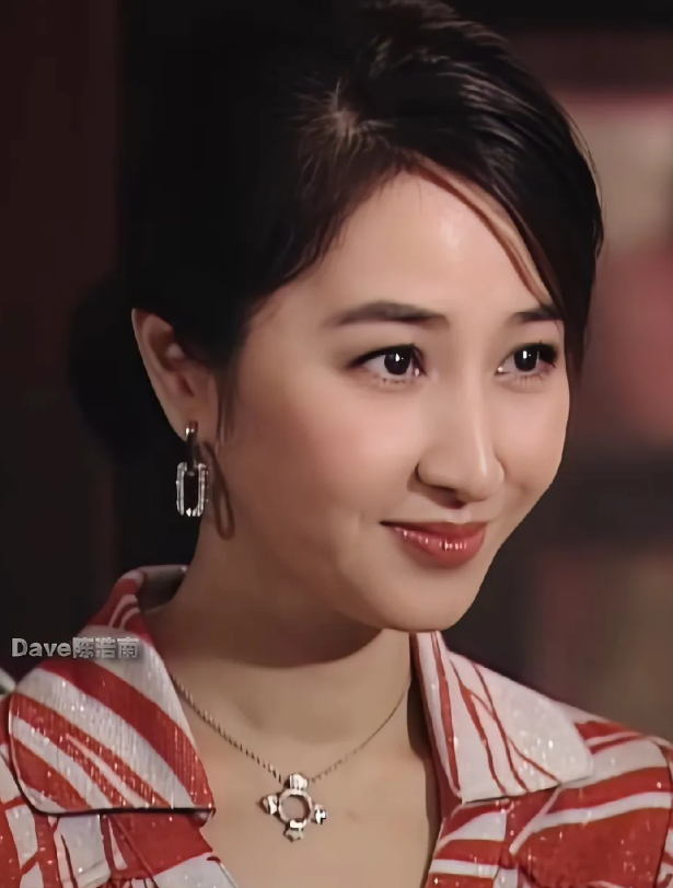关咏荷的美在港圈美人中真是独树一帜。她天生自带大家闺秀的温婉气质，初看不算惊艳，
