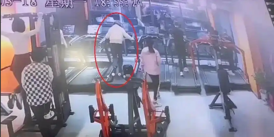 这也行？湖南益阳，女子穿着高跟鞋去健身房锻炼，期间从跑步机上摔下来受伤，可女子却