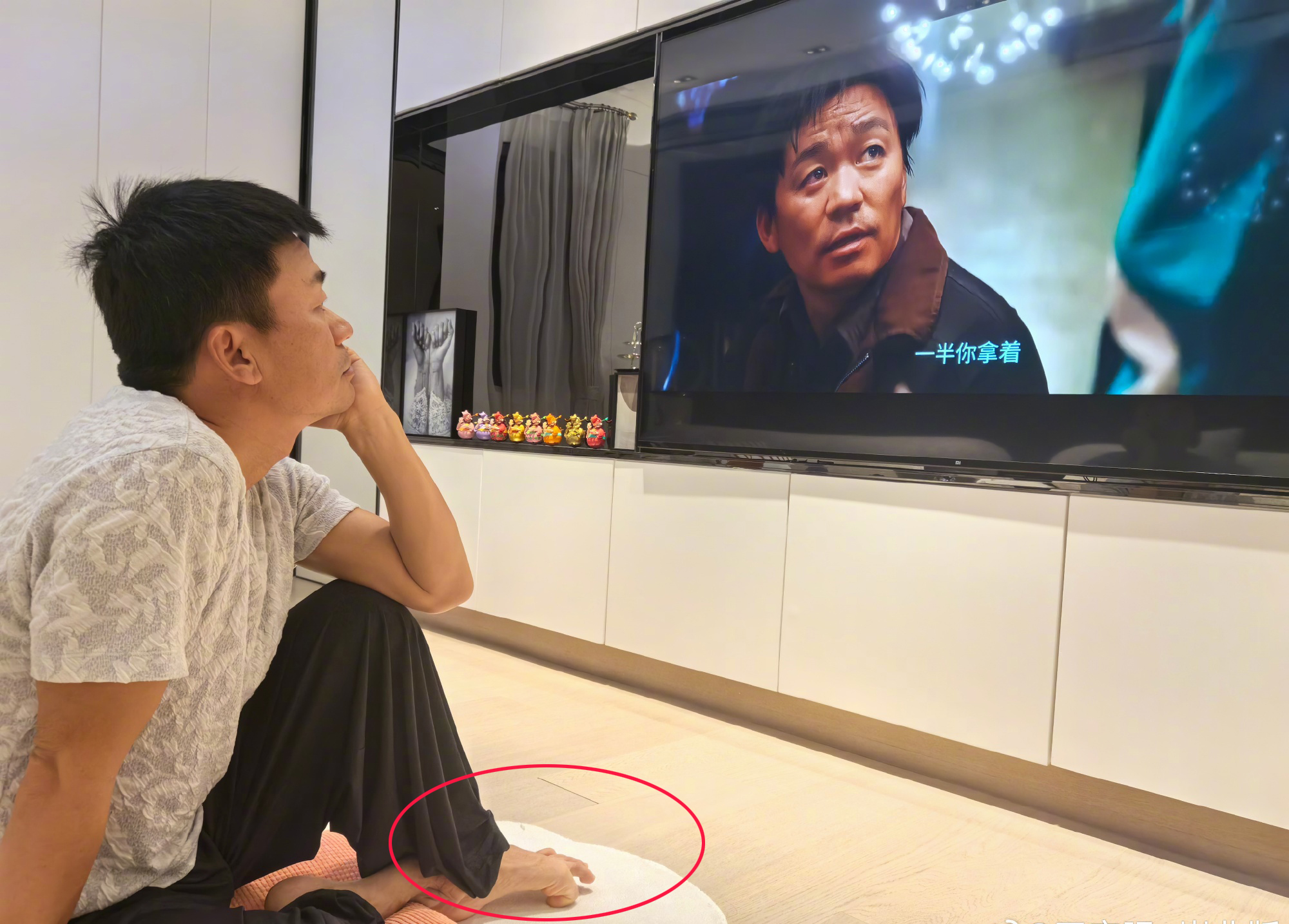 王宝强看自己的剧脚趾抠地哈哈哈。