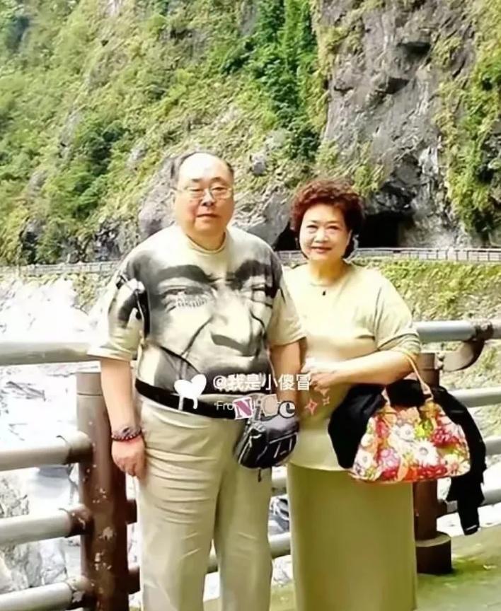 照片里这两位，可是老一辈的歌唱家！
女艺术家当年名气大，年龄稍长的估计都有印象～