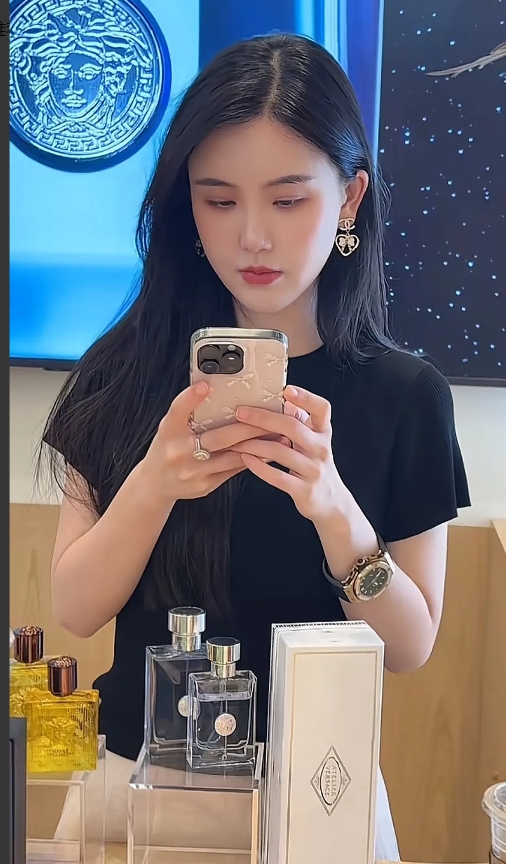 其实，如果没有杨钰莹的光环影响，楚玲还是很漂亮的，只是大家都先入为主了，所以，大