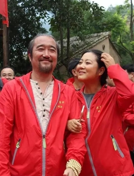 2003年一天 ，王茜华夫妻俩外出聚餐，她老公结完账后，说：“你的饭钱我帮你付了