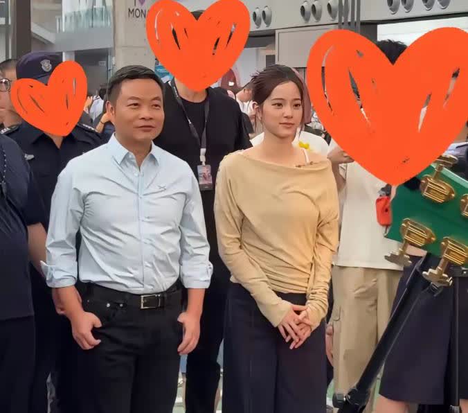 抛开事实不谈，欧阳娜娜眼中只剩下一个DS。可眼中所见却全是光芒闪耀。