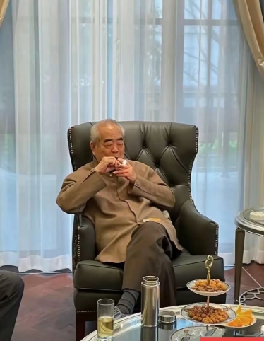 范曾大师失踪的瓜熟了，
啥事都没有，就是新老婆生孩子了，
不想和范曾大师住在前任