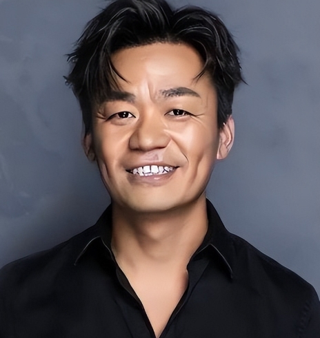 王宝强开着300万的大奔回村过年，看到村口的牌坊上写着“王宝强家乡”，王宝强很不