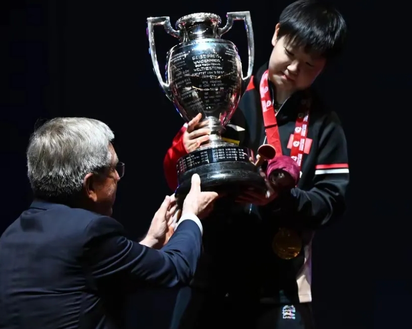 孙颖莎真的太有排面了！孙颖莎拿到了世乒赛女单冠军以后，国际乒联主席索林和国际奥委