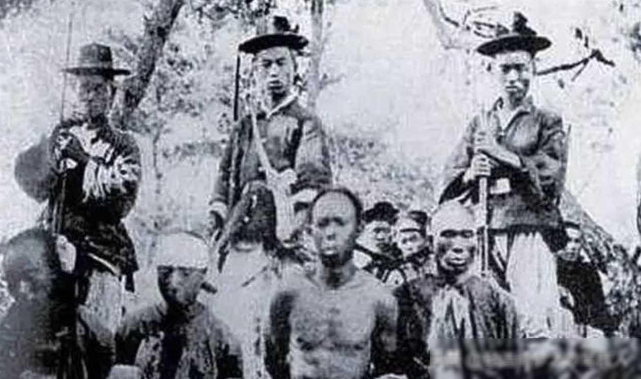 1862年6月初，太平天国将领陈玉成被凌迟处死，行刑台上坐着的，是搂着陈玉成小妾