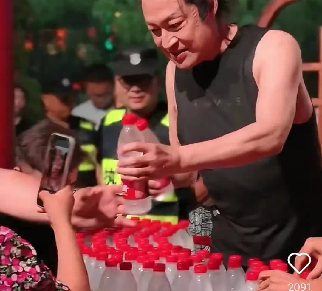 同样是63岁，马景涛还在努力商演，杭州宋城跟女粉丝抱抱送冰水，大热天的在干苦活，